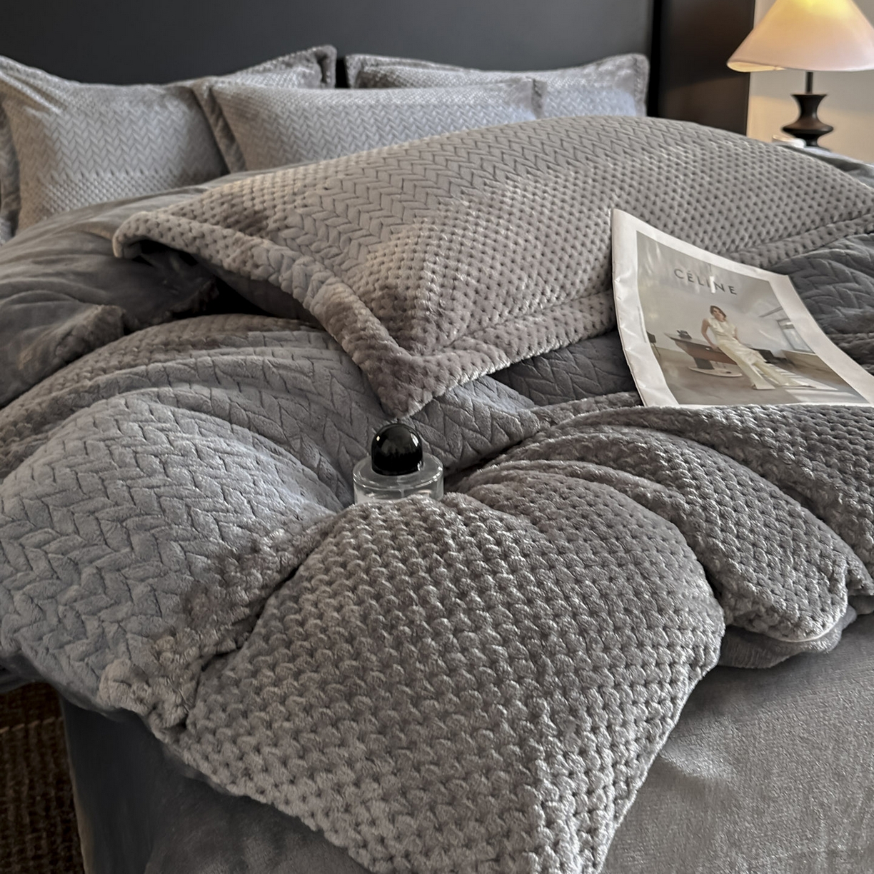 91家纺网 家纺一手货源 找家纺 源舍家纺 2025新款色织拼色编织提花轻奢牛奶绒四件套（场景一） 织锦-灰调