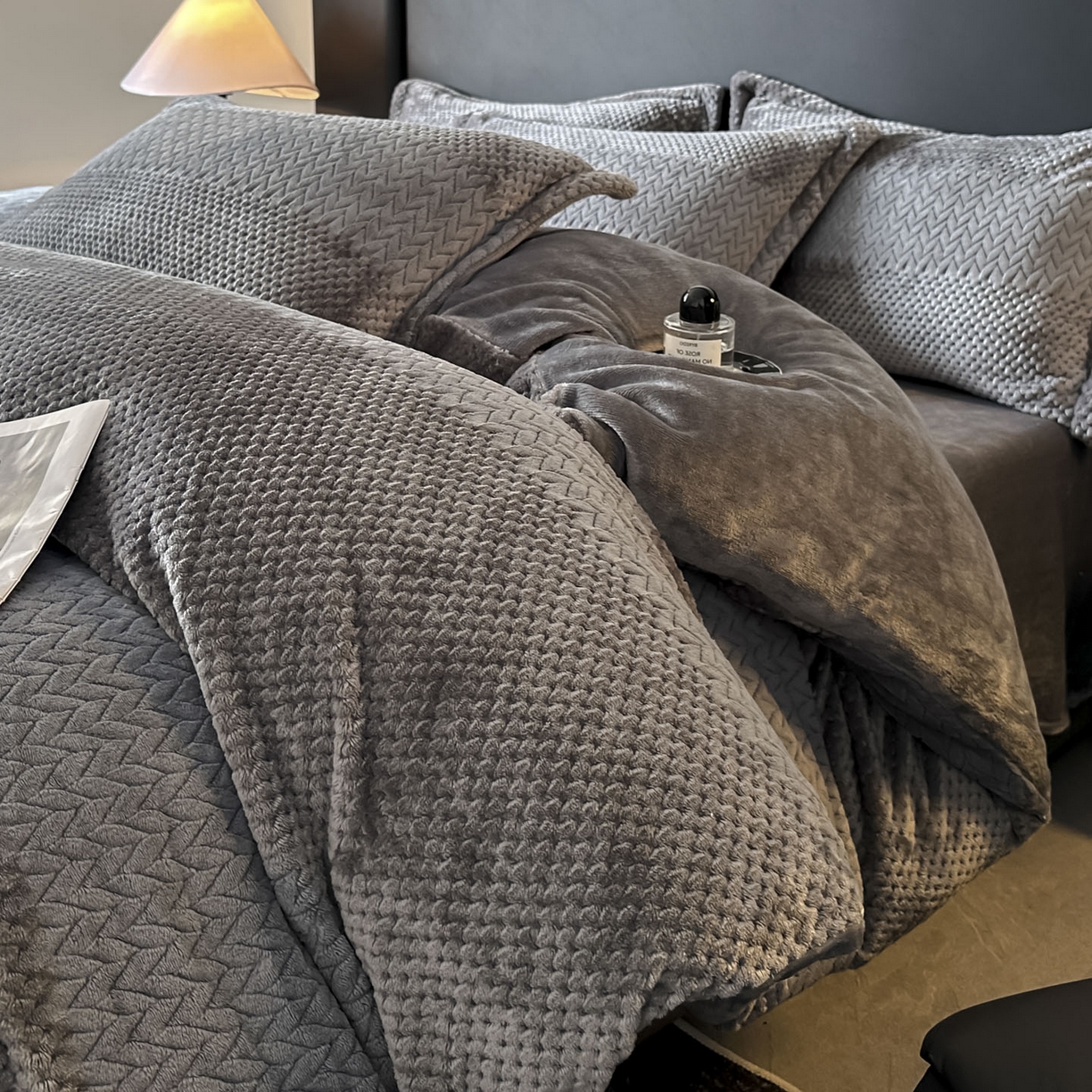 91家纺网 家纺一手货源 找家纺 源舍家纺 2025新款色织拼色编织提花轻奢牛奶绒四件套（场景一） 织锦-灰调