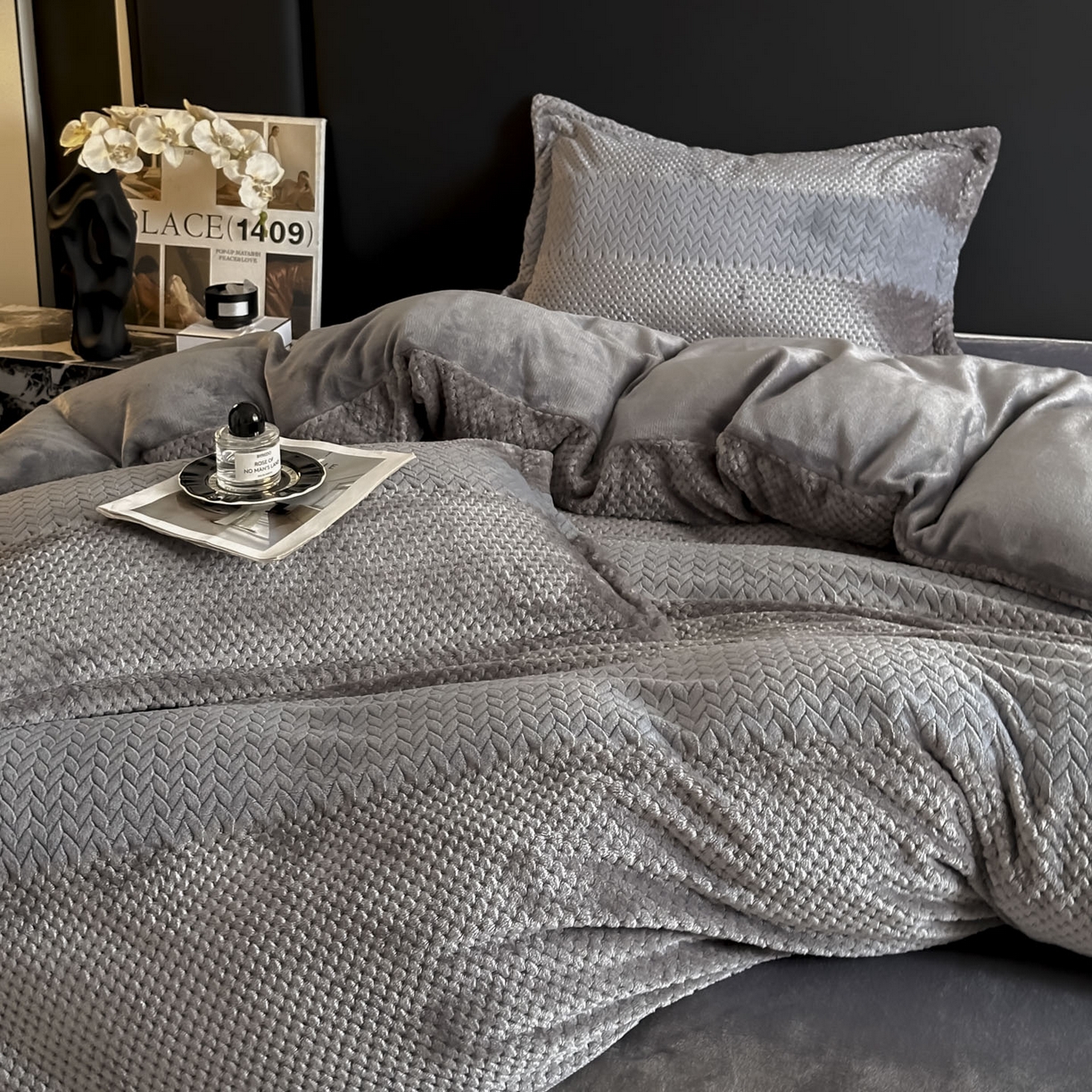 91家纺网 家纺一手货源 找家纺 源舍家纺 2025新款色织拼色编织提花轻奢牛奶绒四件套（场景一） 织锦-灰调