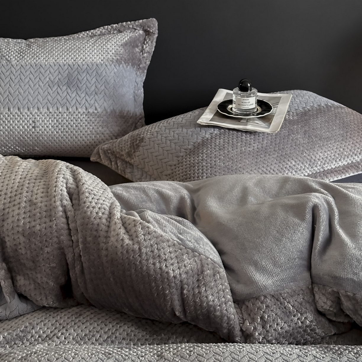 91家纺网 家纺一手货源 找家纺 源舍家纺 2025新款色织拼色编织提花轻奢牛奶绒四件套（场景一） 织锦-灰调