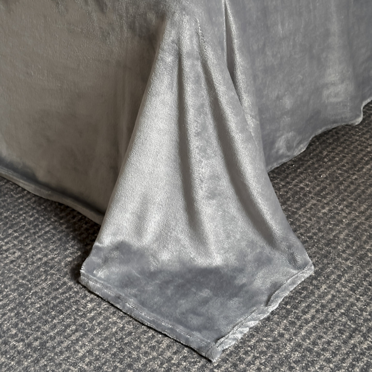 91家纺网 家纺一手货源 找家纺 源舍家纺 2025新款色织拼色编织提花轻奢牛奶绒四件套（场景一） 织锦-灰调