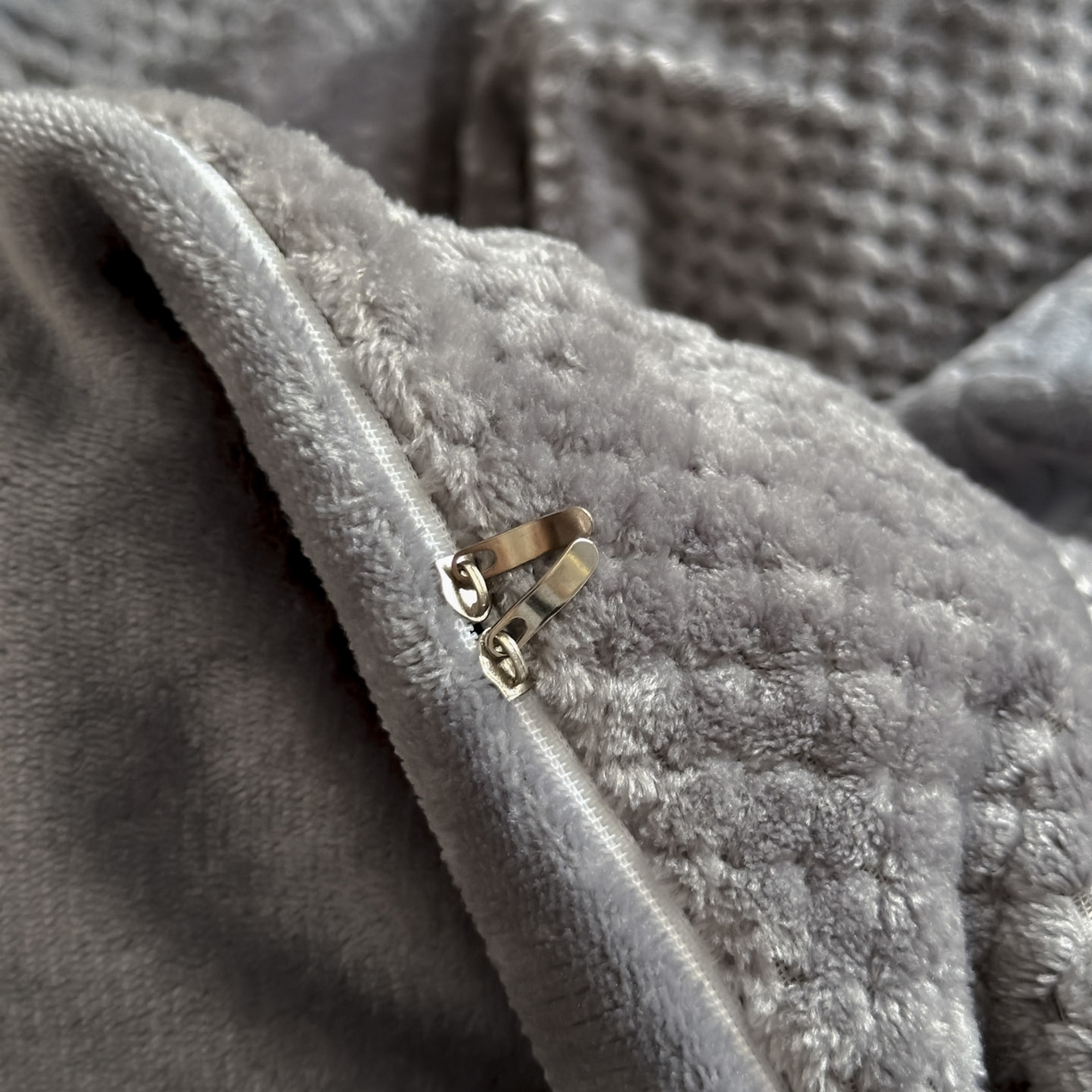 91家纺网 家纺一手货源 找家纺 源舍家纺 2025新款色织拼色编织提花轻奢牛奶绒四件套（场景一） 织锦-灰调