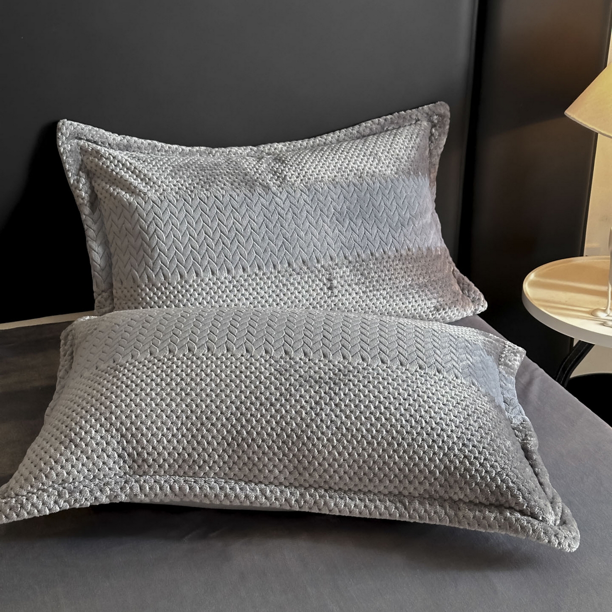 91家纺网 家纺一手货源 找家纺 源舍家纺 2025新款色织拼色编织提花轻奢牛奶绒四件套（场景一） 织锦-灰调