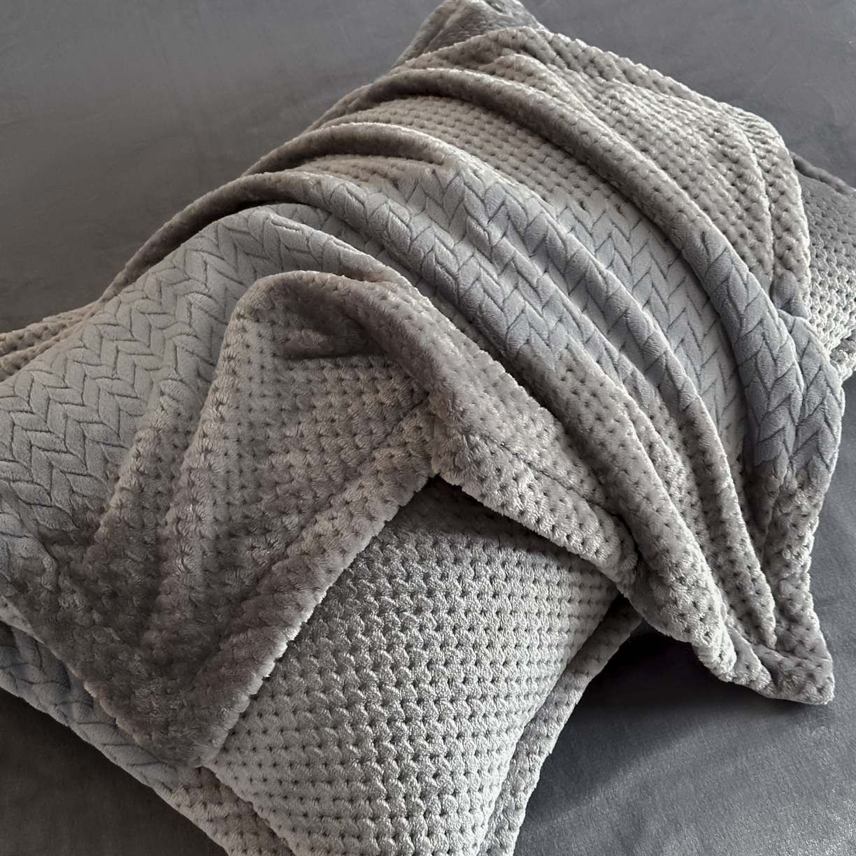 91家纺网 家纺一手货源 找家纺 源舍家纺 2025新款色织拼色编织提花轻奢牛奶绒四件套（场景一） 织锦-灰调