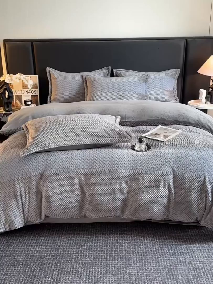 91家纺网 家纺一手货源 找家纺 源舍家纺 2025新款色织拼色编织提花轻奢牛奶绒四件套（场景一） 织锦-灰调