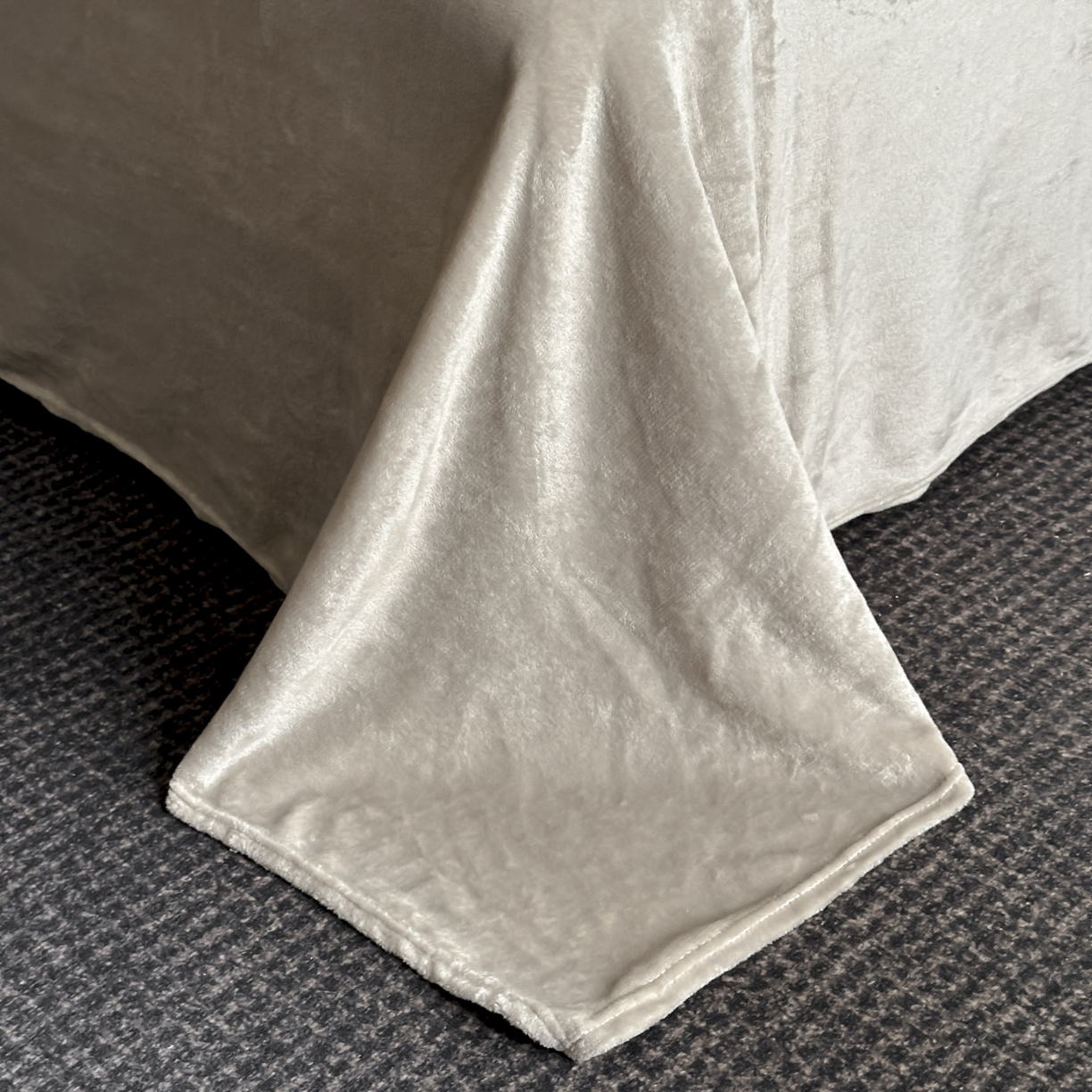 91家纺网 家纺一手货源 找家纺 源舍家纺 2025新款色织拼色编织提花轻奢牛奶绒四件套（场景一） 织锦-咖韵