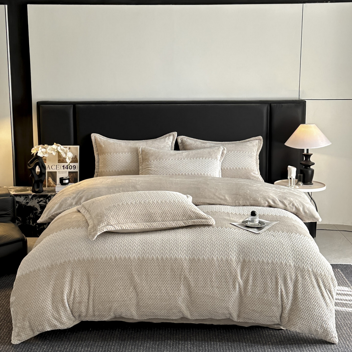 91家纺网 家纺一手货源 找家纺 源舍家纺 2025新款色织拼色编织提花轻奢牛奶绒四件套（场景一） 织锦-咖韵