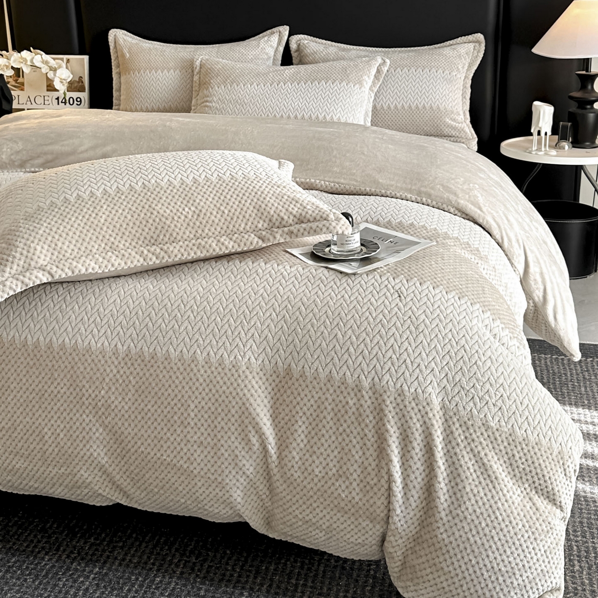 91家纺网 家纺一手货源 找家纺 源舍家纺 2025新款色织拼色编织提花轻奢牛奶绒四件套（场景一） 织锦-咖韵