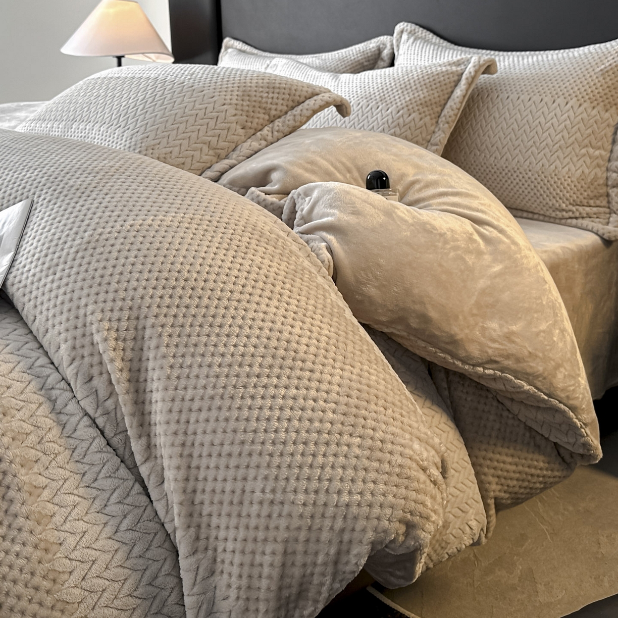 91家纺网 家纺一手货源 找家纺 源舍家纺 2025新款色织拼色编织提花轻奢牛奶绒四件套（场景一） 织锦-咖韵