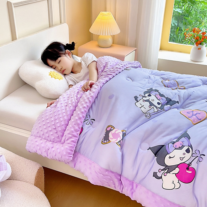 91家纺网 家纺一手货源 找家纺 吉咪兔家纺 25年新款三丽鸥库洛米儿童豆豆被针织棉幼儿园宝宝午睡春秋四季婴儿被子苹果库洛米