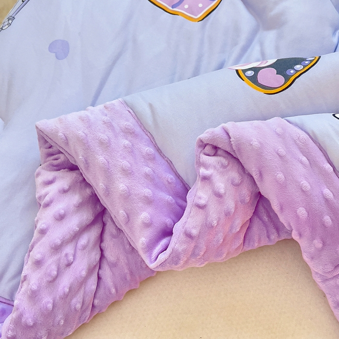 91家纺网 家纺一手货源 找家纺 吉咪兔家纺 25年新款三丽鸥库洛米儿童豆豆被针织棉幼儿园宝宝午睡春秋四季婴儿被子苹果库洛米