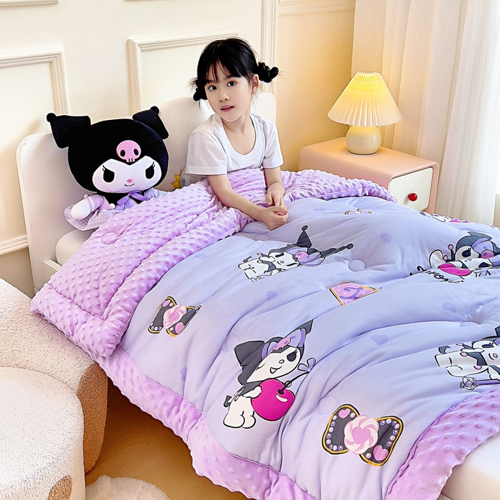 91家纺网 家纺一手货源 找家纺 吉咪兔家纺 25年新款三丽鸥库洛米儿童豆豆被针织棉幼儿园宝宝午睡春秋四季婴儿被子苹果库洛米