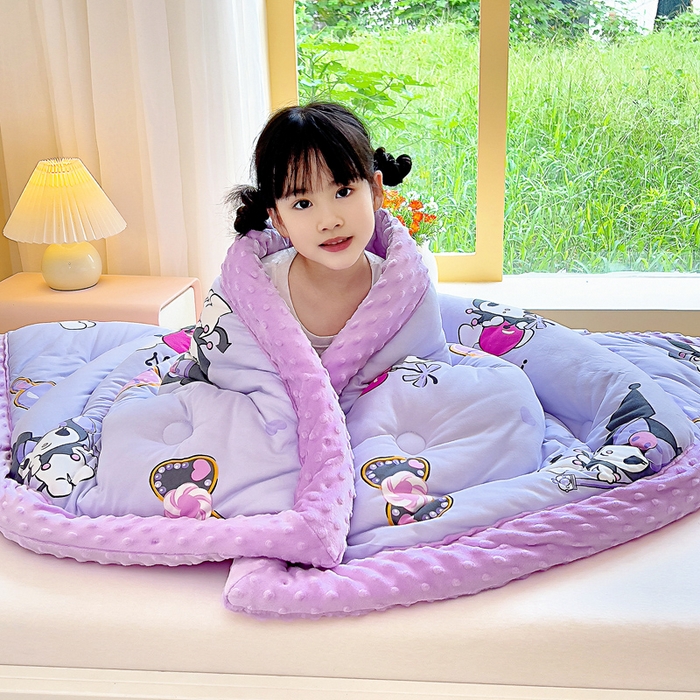 91家纺网 家纺一手货源 找家纺 吉咪兔家纺 25年新款三丽鸥库洛米儿童豆豆被针织棉幼儿园宝宝午睡春秋四季婴儿被子苹果库洛米