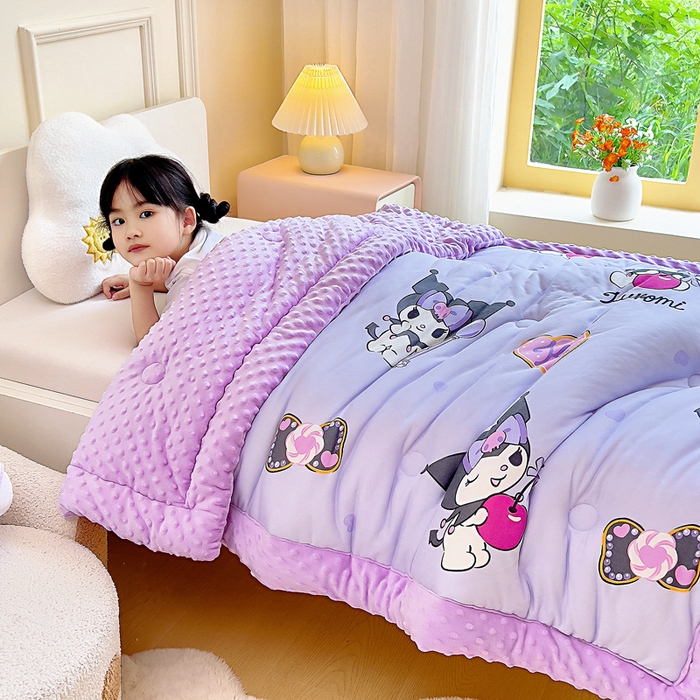 91家纺网 家纺一手货源 找家纺 吉咪兔家纺 25年新款三丽鸥库洛米儿童豆豆被针织棉幼儿园宝宝午睡春秋四季婴儿被子苹果库洛米