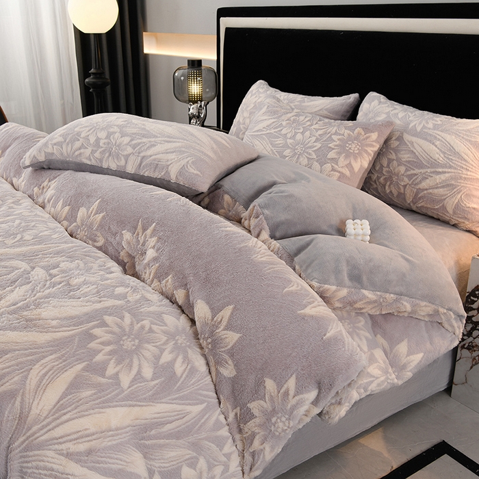 91家纺网 家纺一手货源 找家纺 德比尔斯 2025新款兔毛绒兔兔绒雕花牛奶绒四件套 馥雅-灰