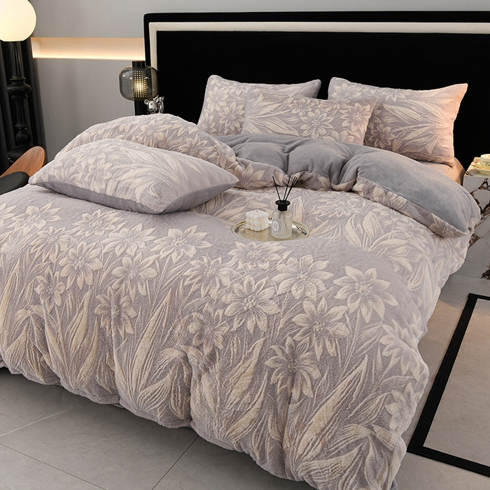 91家纺网 家纺一手货源 找家纺 德比尔斯 2025新款兔毛绒兔兔绒雕花牛奶绒四件套 馥雅-灰