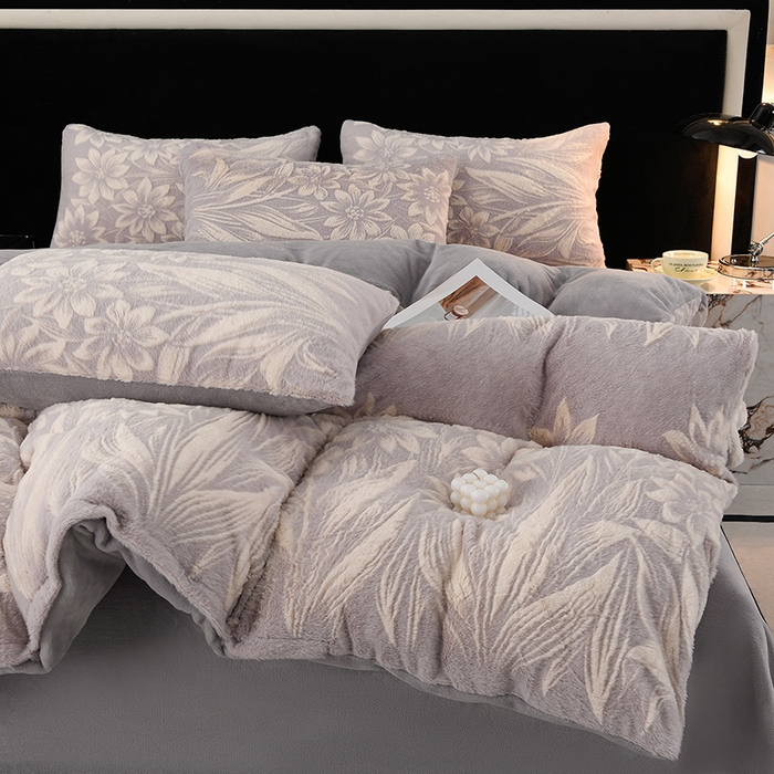 91家纺网 家纺一手货源 找家纺 德比尔斯 2025新款兔毛绒兔兔绒雕花牛奶绒四件套 馥雅-灰