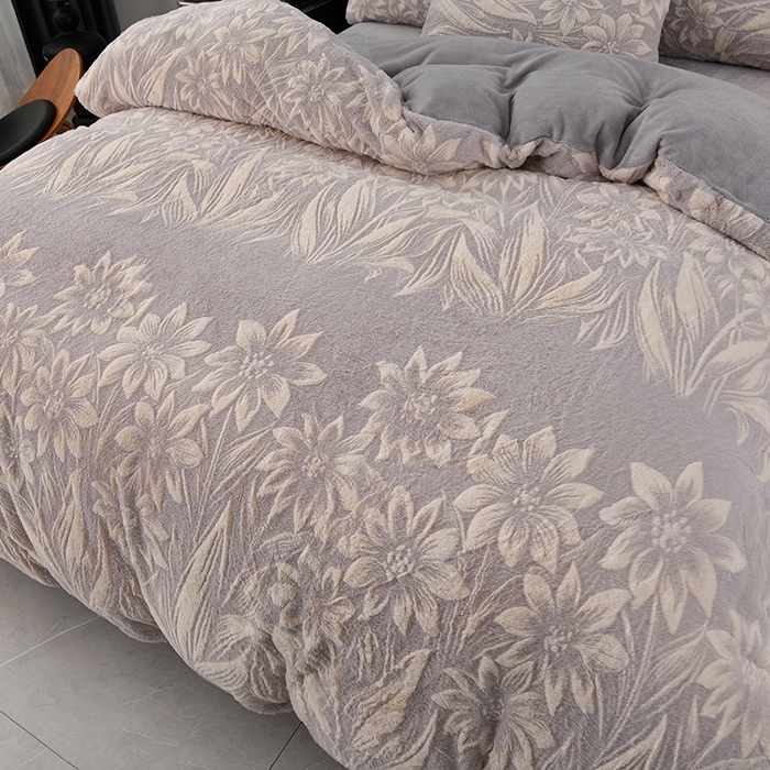 91家纺网 家纺一手货源 找家纺 德比尔斯 2025新款兔毛绒兔兔绒雕花牛奶绒四件套 馥雅-灰