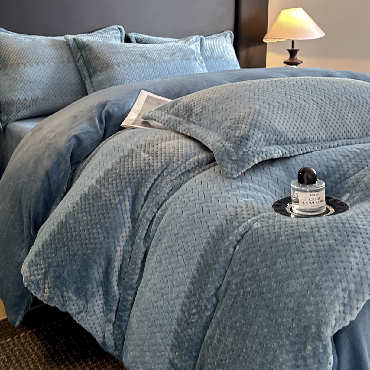 源舍家纺 2025新款色织拼色编织提花轻奢牛奶绒四件套（场景一） 织锦-蓝谧