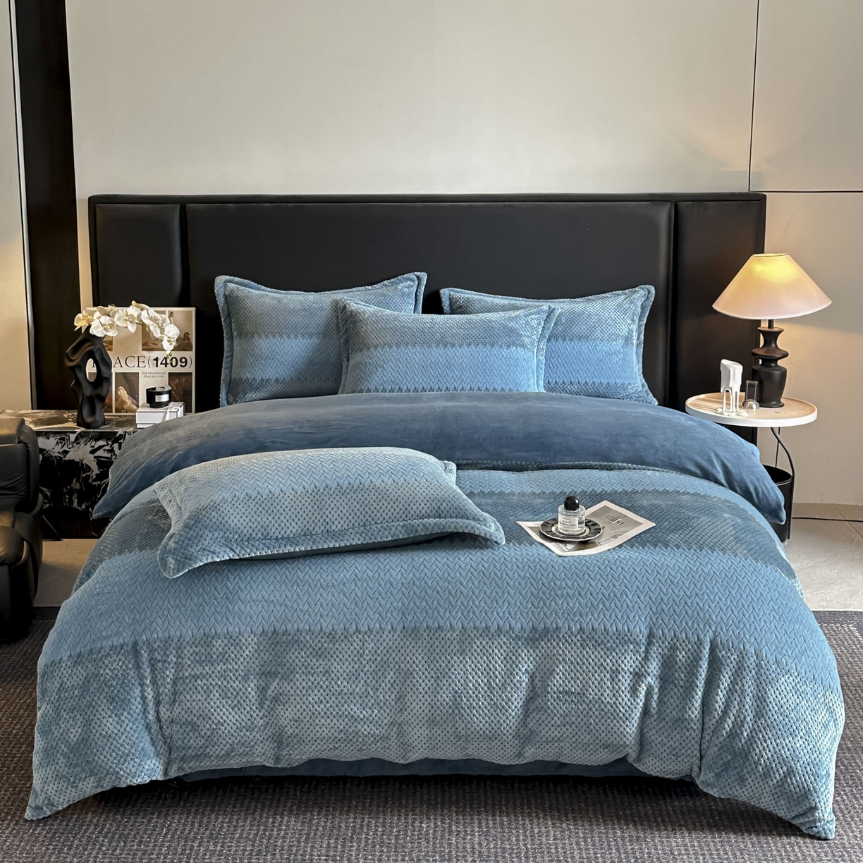 91家纺网 家纺一手货源 找家纺 源舍家纺 2025新款色织拼色编织提花轻奢牛奶绒四件套（场景一） 织锦-蓝谧