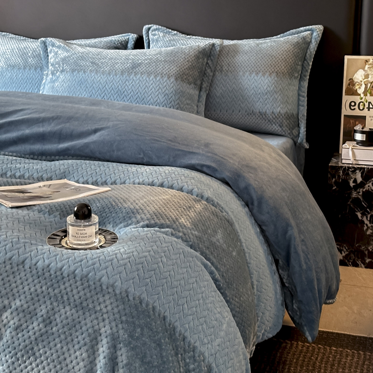 91家纺网 家纺一手货源 找家纺 源舍家纺 2025新款色织拼色编织提花轻奢牛奶绒四件套（场景一） 织锦-蓝谧