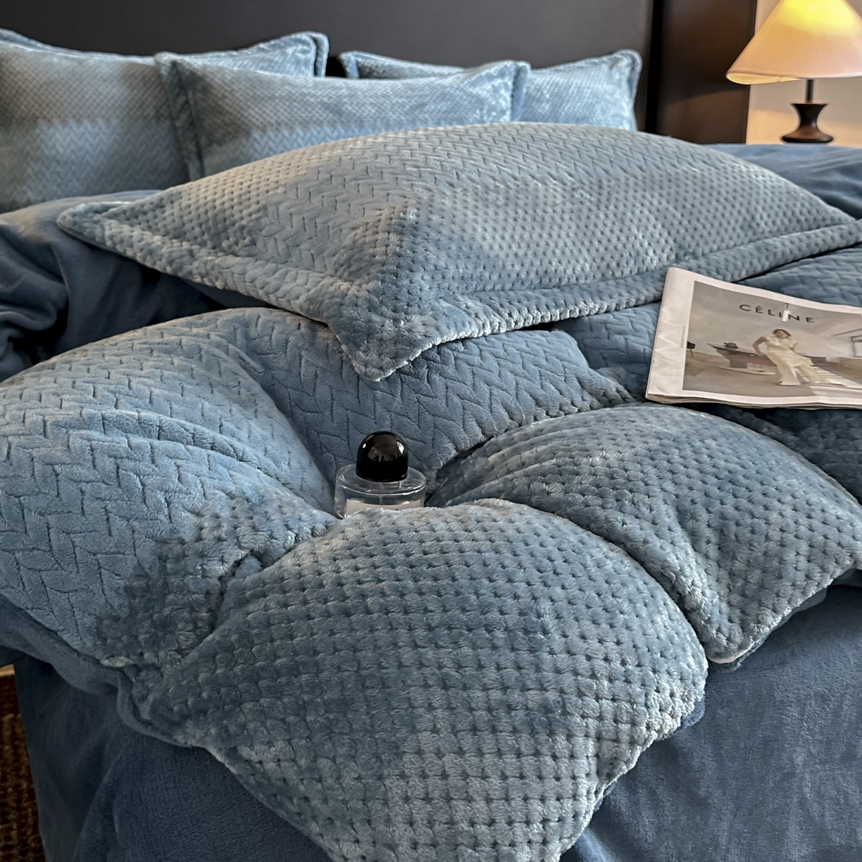 91家纺网 家纺一手货源 找家纺 源舍家纺 2025新款色织拼色编织提花轻奢牛奶绒四件套（场景一） 织锦-蓝谧