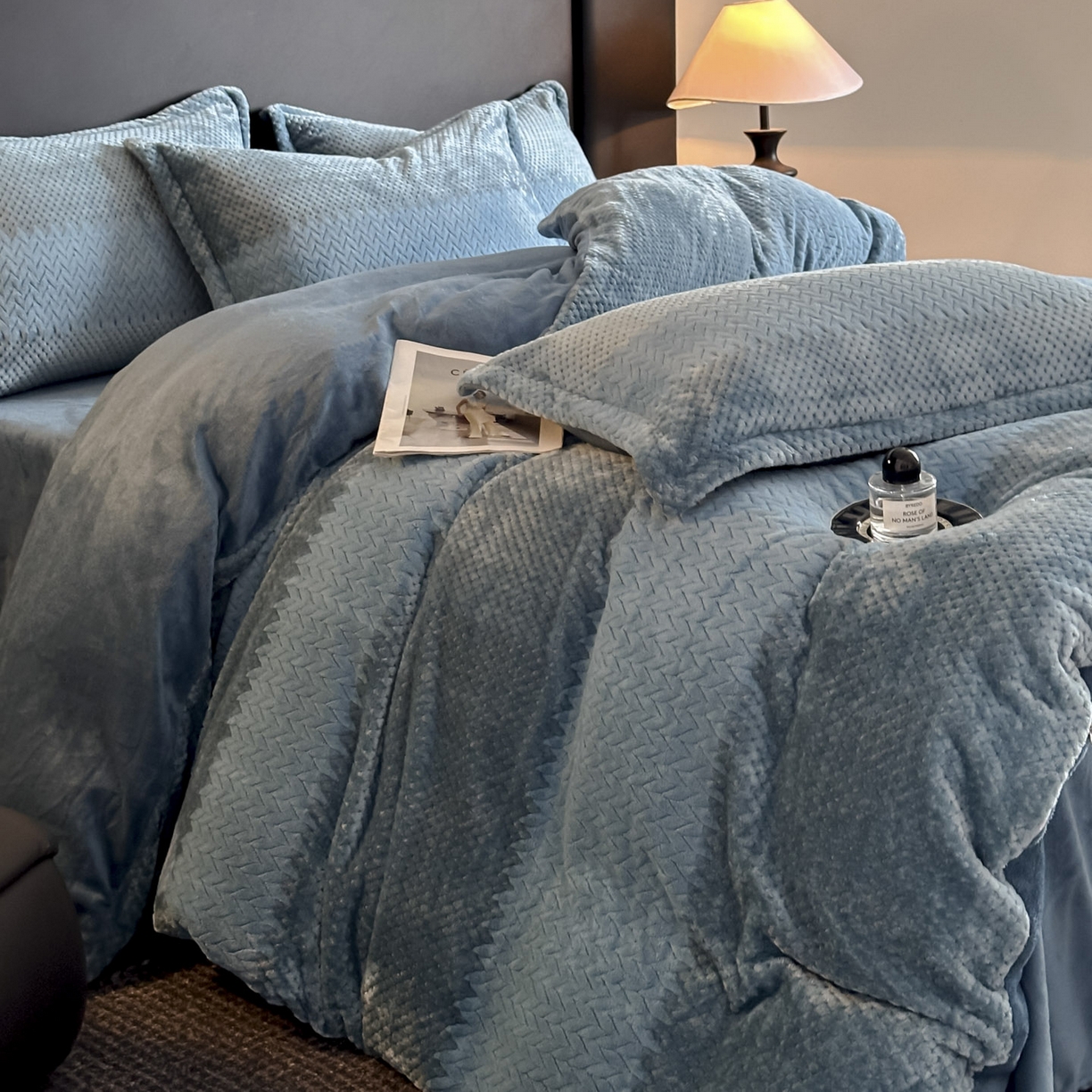 91家纺网 家纺一手货源 找家纺 源舍家纺 2025新款色织拼色编织提花轻奢牛奶绒四件套（场景一） 织锦-蓝谧