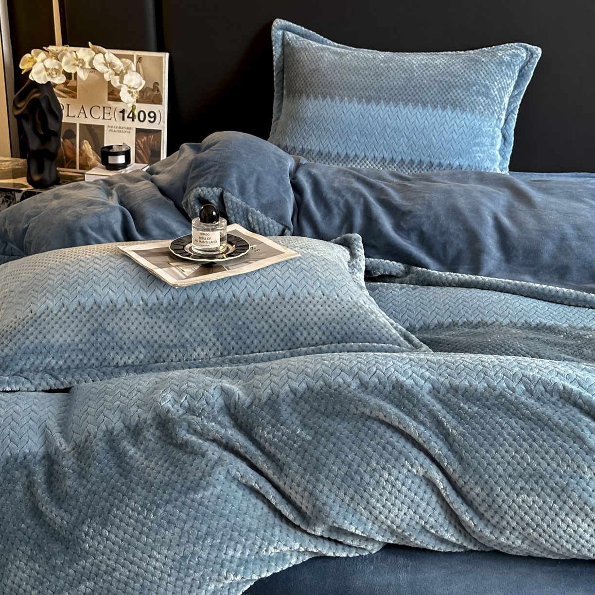 91家纺网 家纺一手货源 找家纺 源舍家纺 2025新款色织拼色编织提花轻奢牛奶绒四件套（场景一） 织锦-蓝谧