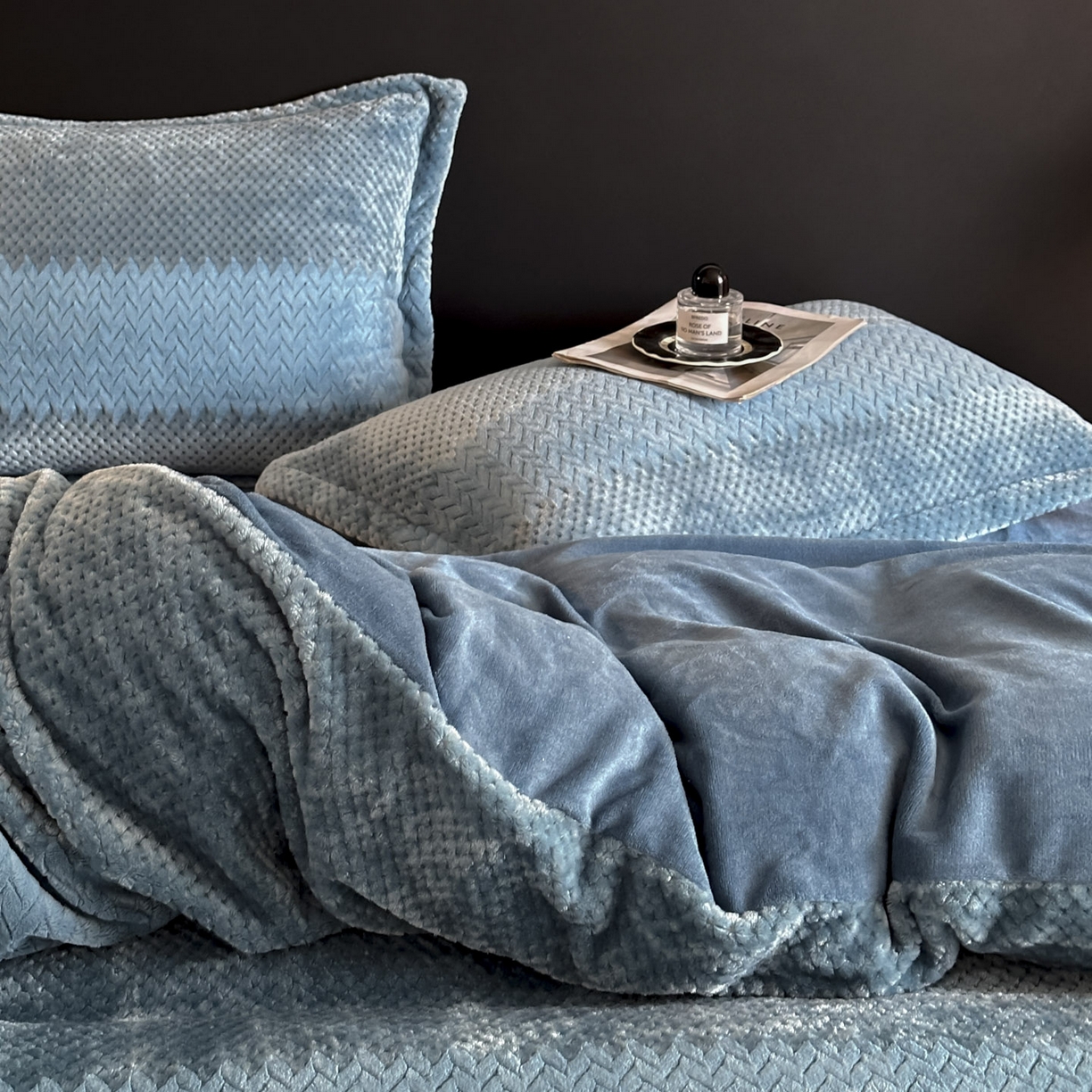 91家纺网 家纺一手货源 找家纺 源舍家纺 2025新款色织拼色编织提花轻奢牛奶绒四件套（场景一） 织锦-蓝谧