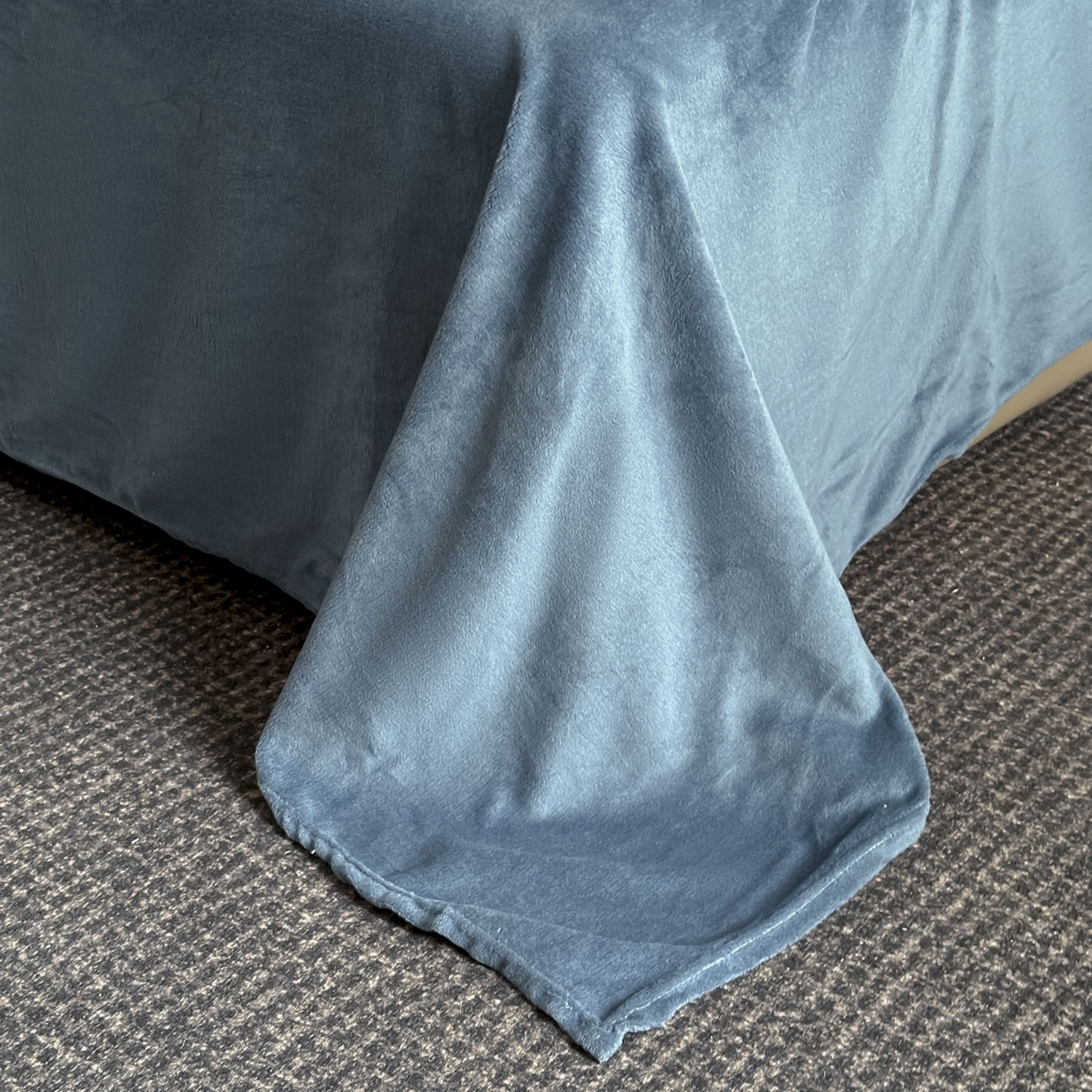 91家纺网 家纺一手货源 找家纺 源舍家纺 2025新款色织拼色编织提花轻奢牛奶绒四件套（场景一） 织锦-蓝谧