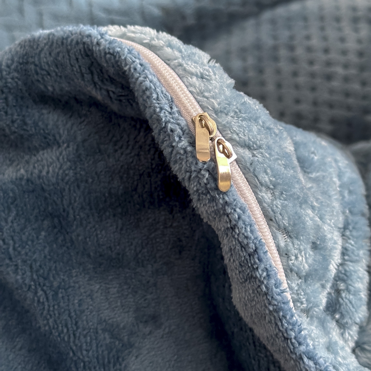 91家纺网 家纺一手货源 找家纺 源舍家纺 2025新款色织拼色编织提花轻奢牛奶绒四件套（场景一） 织锦-蓝谧