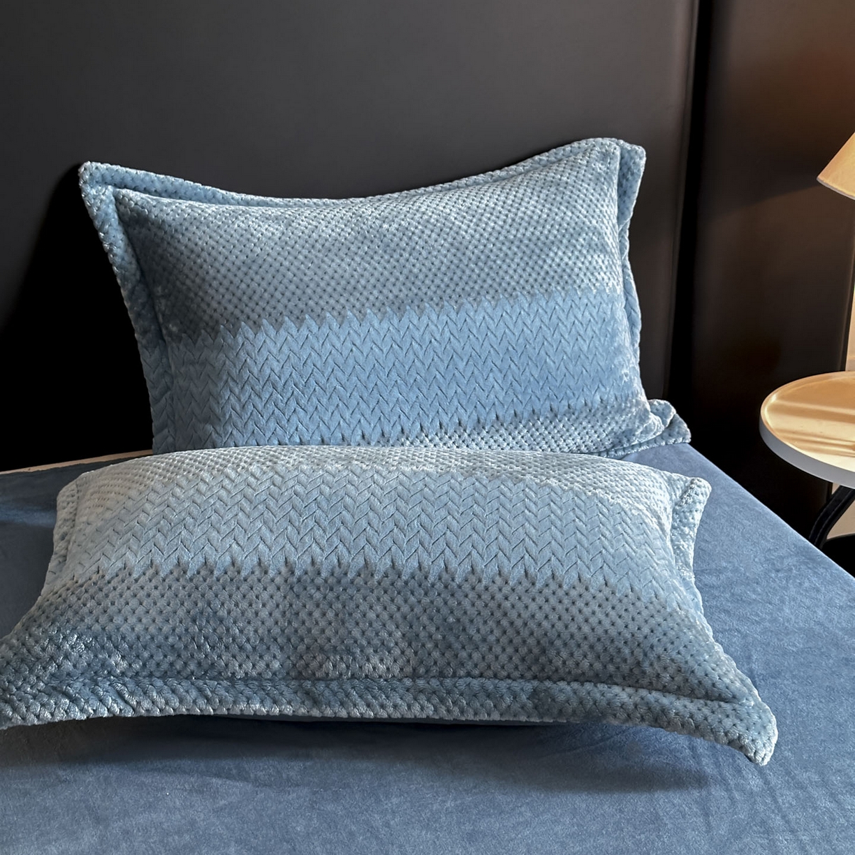 91家纺网 家纺一手货源 找家纺 源舍家纺 2025新款色织拼色编织提花轻奢牛奶绒四件套（场景一） 织锦-蓝谧