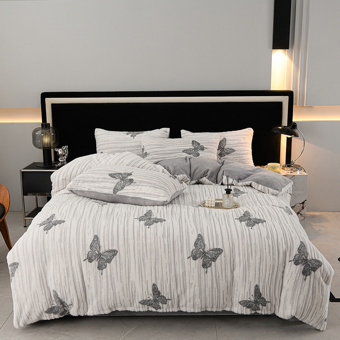 91家纺网 家纺一手货源 找家纺 德比尔斯 2025新款兔毛绒兔兔绒雕花牛奶绒四件套 蝴蝶-灰