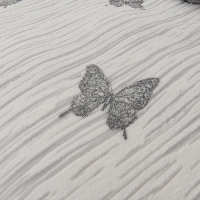 91家纺网 家纺一手货源 找家纺 德比尔斯 2025新款兔毛绒兔兔绒雕花牛奶绒四件套 蝴蝶-灰