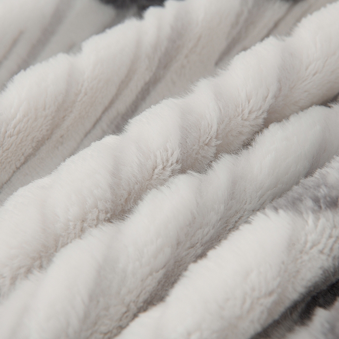 91家纺网 家纺一手货源 找家纺 德比尔斯 2025新款兔毛绒兔兔绒雕花牛奶绒四件套 蝴蝶-灰