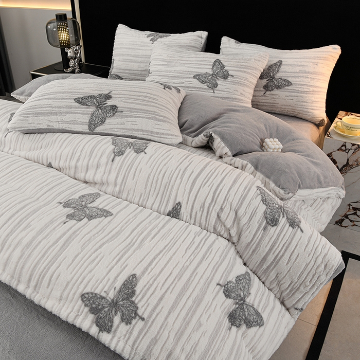 91家纺网 家纺一手货源 找家纺 德比尔斯 2025新款兔毛绒兔兔绒雕花牛奶绒四件套 蝴蝶-灰