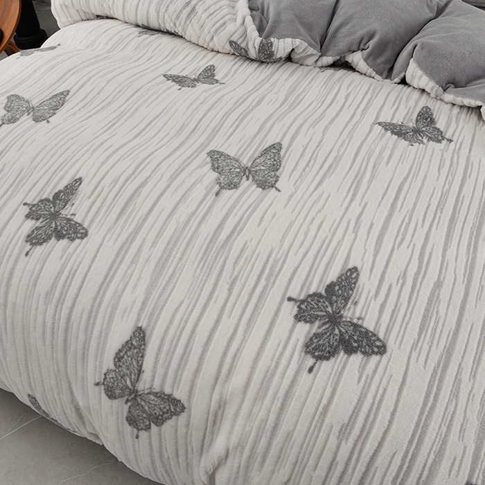 91家纺网 家纺一手货源 找家纺 德比尔斯 2025新款兔毛绒兔兔绒雕花牛奶绒四件套 蝴蝶-灰