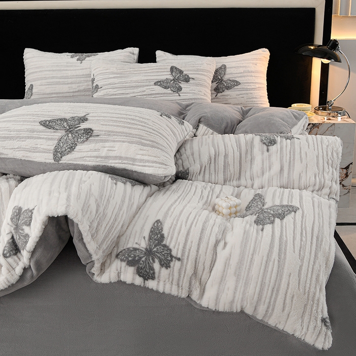 91家纺网 家纺一手货源 找家纺 德比尔斯 2025新款兔毛绒兔兔绒雕花牛奶绒四件套 蝴蝶-灰