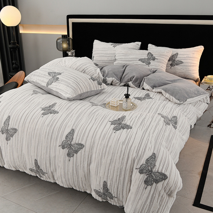 91家纺网 家纺一手货源 找家纺 德比尔斯 2025新款兔毛绒兔兔绒雕花牛奶绒四件套 蝴蝶-灰