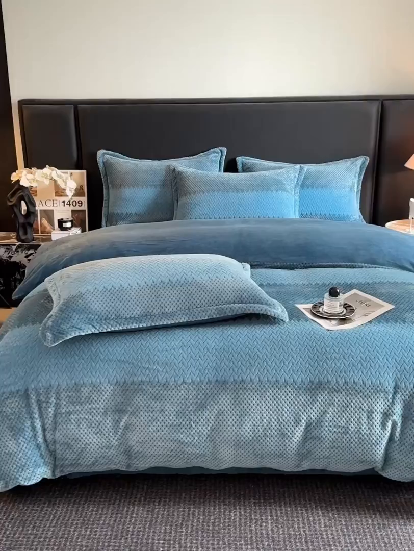 91家纺网 家纺一手货源 找家纺 源舍家纺 2025新款色织拼色编织提花轻奢牛奶绒四件套（场景一） 织锦-蓝谧