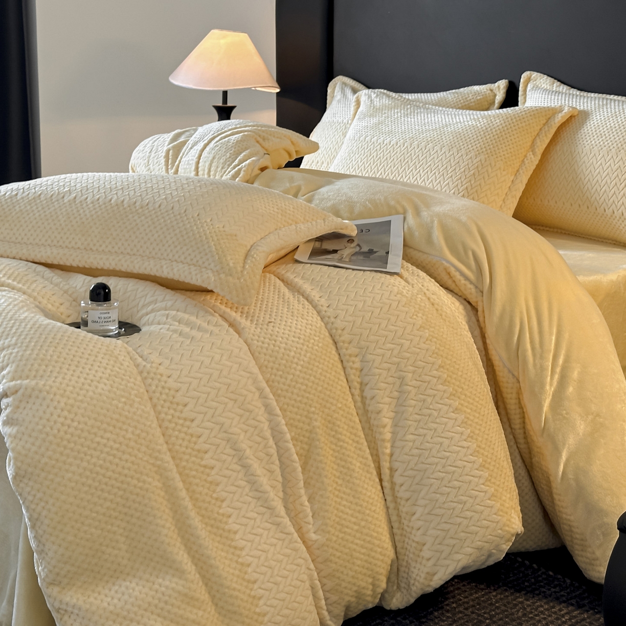 91家纺网 家纺一手货源 找家纺 源舍家纺 2025新款色织拼色编织提花轻奢牛奶绒四件套（场景一） 织锦-暖阳