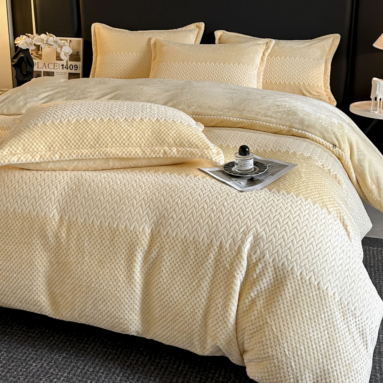 91家纺网 家纺一手货源 找家纺 源舍家纺 2025新款色织拼色编织提花轻奢牛奶绒四件套（场景一） 织锦-暖阳