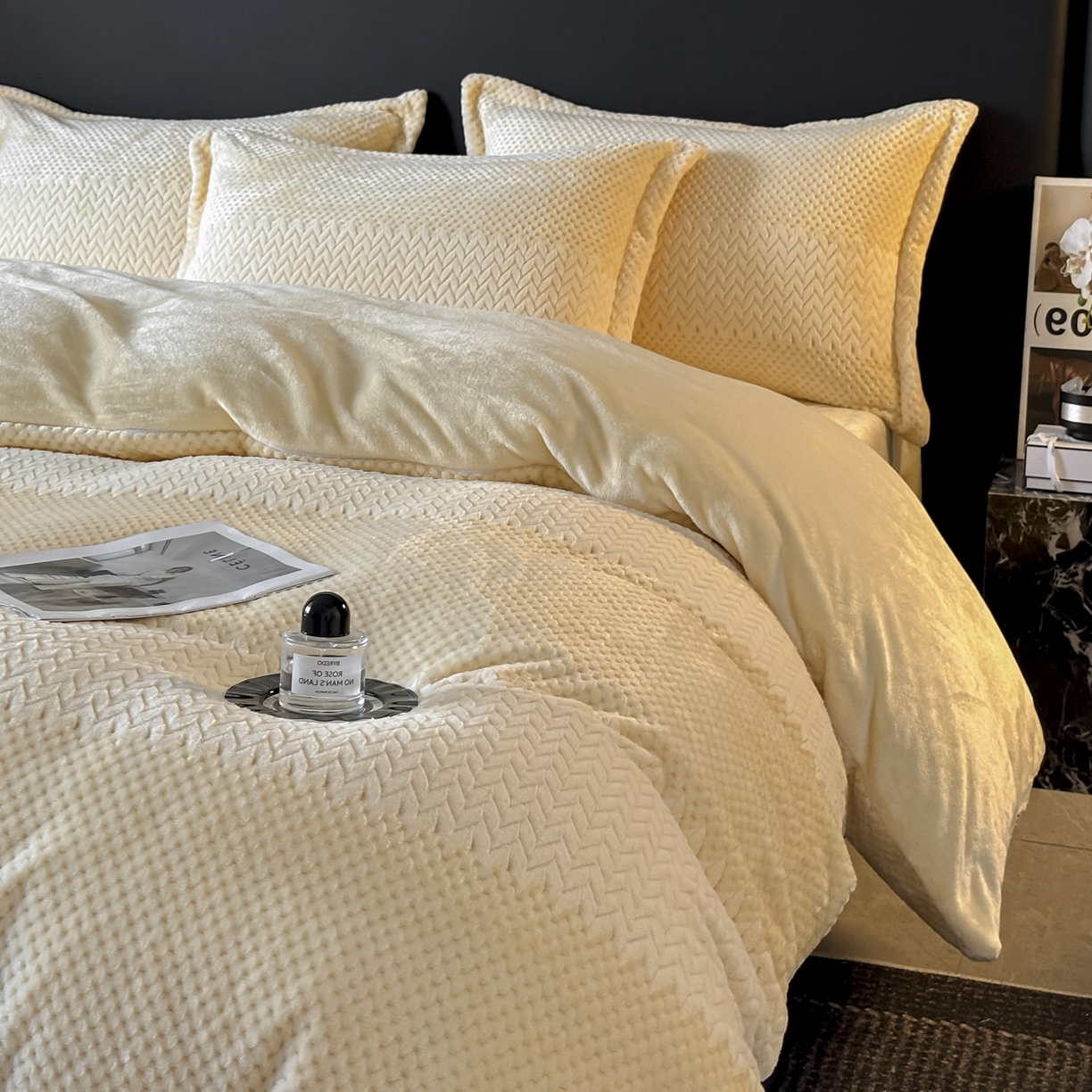 91家纺网 家纺一手货源 找家纺 源舍家纺 2025新款色织拼色编织提花轻奢牛奶绒四件套（场景一） 织锦-暖阳