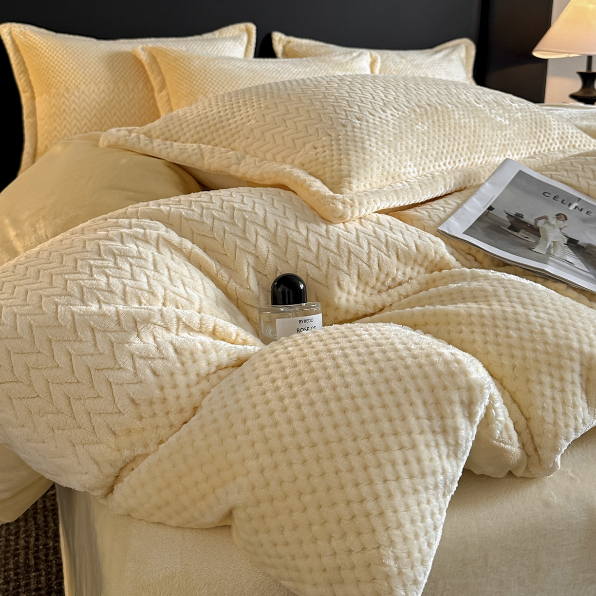 91家纺网 家纺一手货源 找家纺 源舍家纺 2025新款色织拼色编织提花轻奢牛奶绒四件套（场景一） 织锦-暖阳