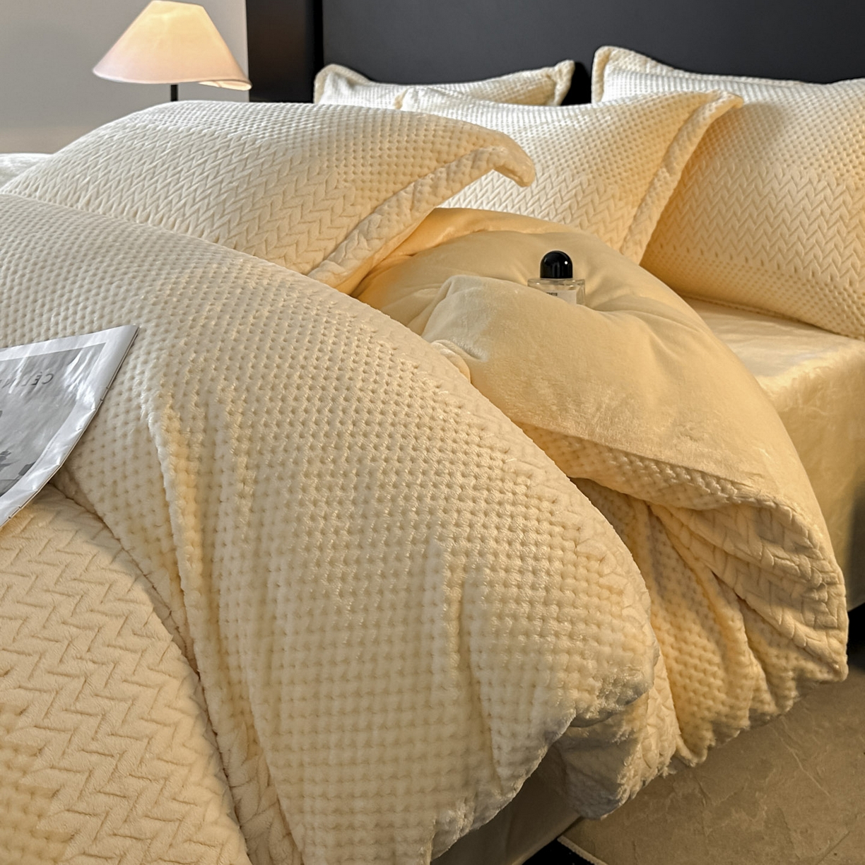 91家纺网 家纺一手货源 找家纺 源舍家纺 2025新款色织拼色编织提花轻奢牛奶绒四件套（场景一） 织锦-暖阳