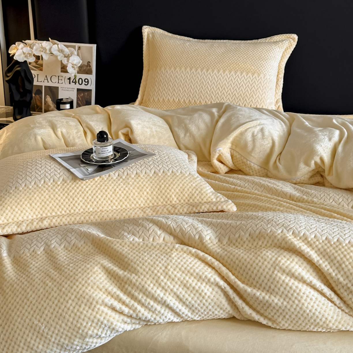 91家纺网 家纺一手货源 找家纺 源舍家纺 2025新款色织拼色编织提花轻奢牛奶绒四件套（场景一） 织锦-暖阳