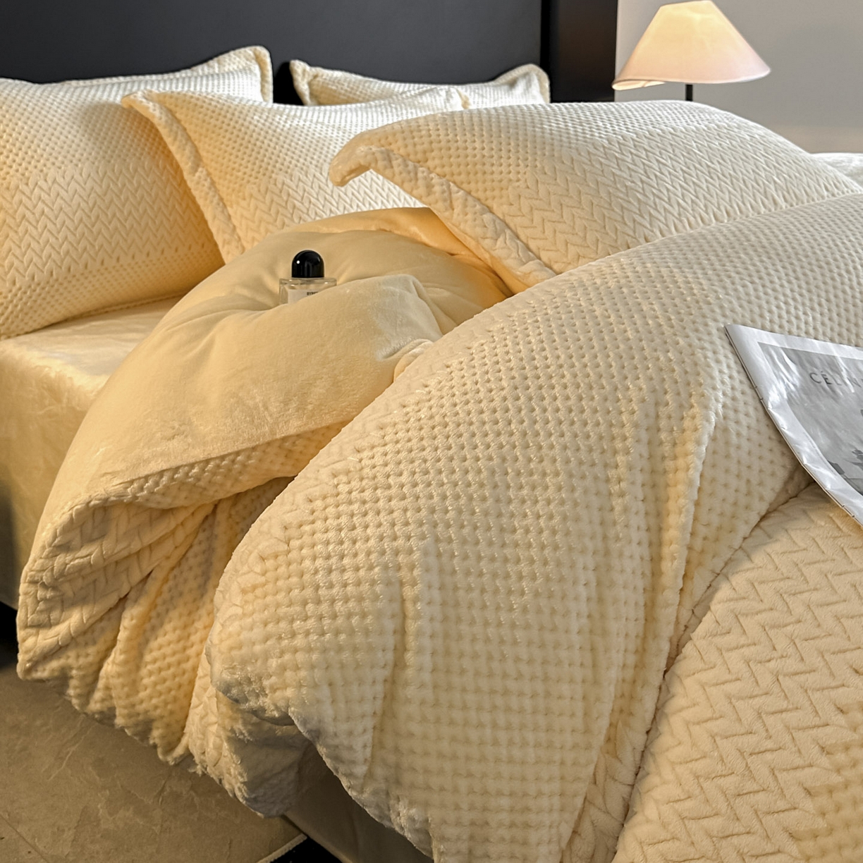 91家纺网 家纺一手货源 找家纺 源舍家纺 2025新款色织拼色编织提花轻奢牛奶绒四件套（场景一） 织锦-暖阳