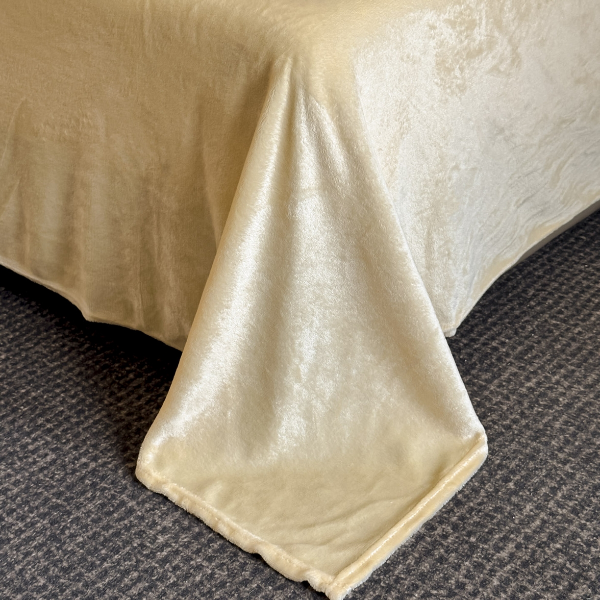 91家纺网 家纺一手货源 找家纺 源舍家纺 2025新款色织拼色编织提花轻奢牛奶绒四件套（场景一） 织锦-暖阳