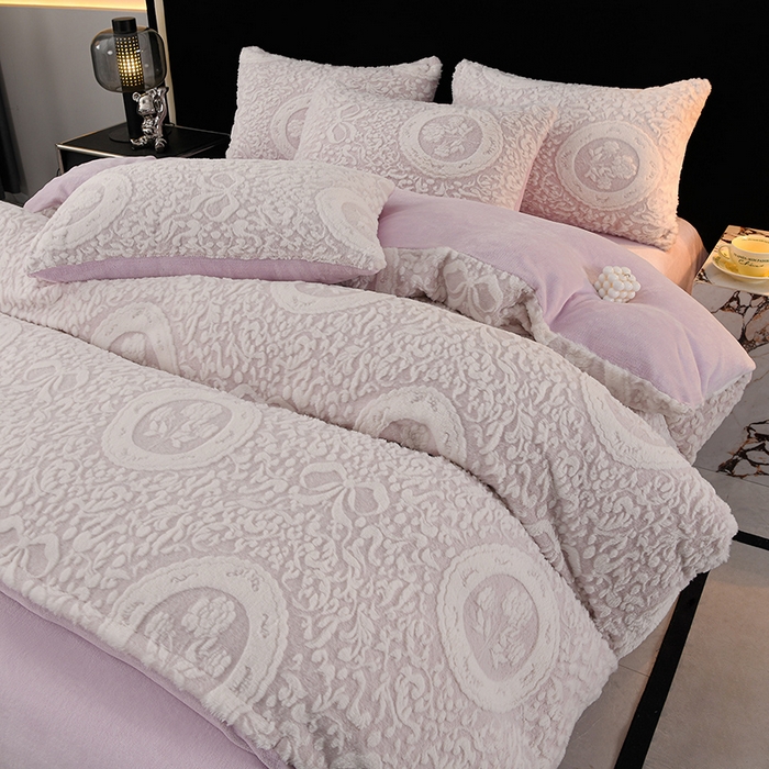 91家纺网 家纺一手货源 找家纺 德比尔斯 2025新款兔毛绒兔兔绒雕花牛奶绒四件套 花语-紫