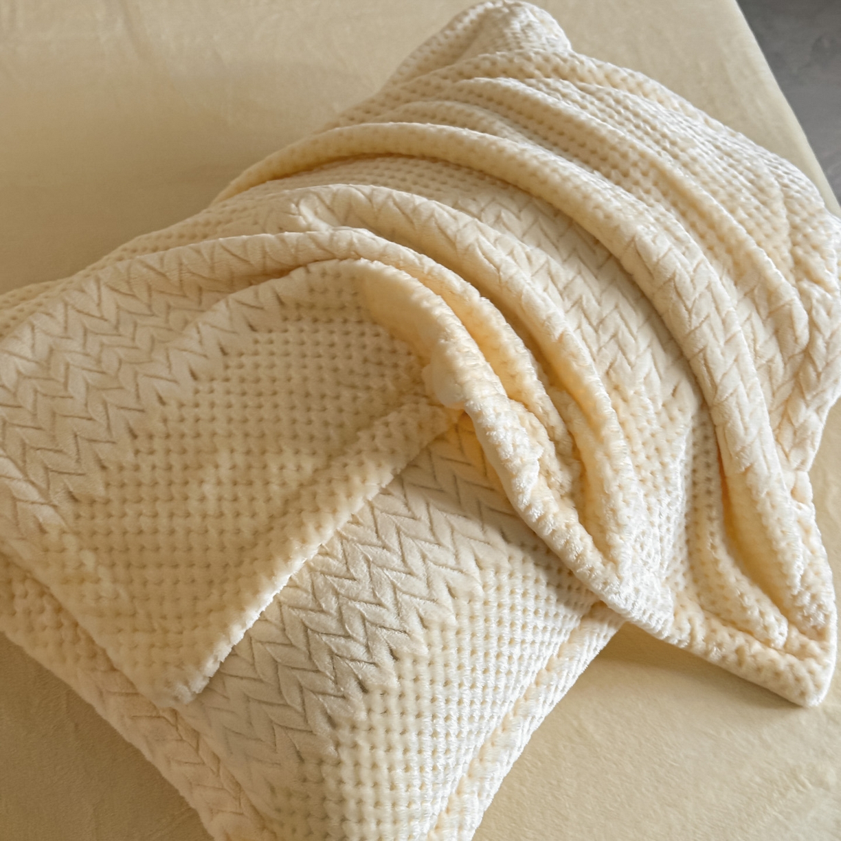 91家纺网 家纺一手货源 找家纺 源舍家纺 2025新款色织拼色编织提花轻奢牛奶绒四件套（场景一） 织锦-暖阳